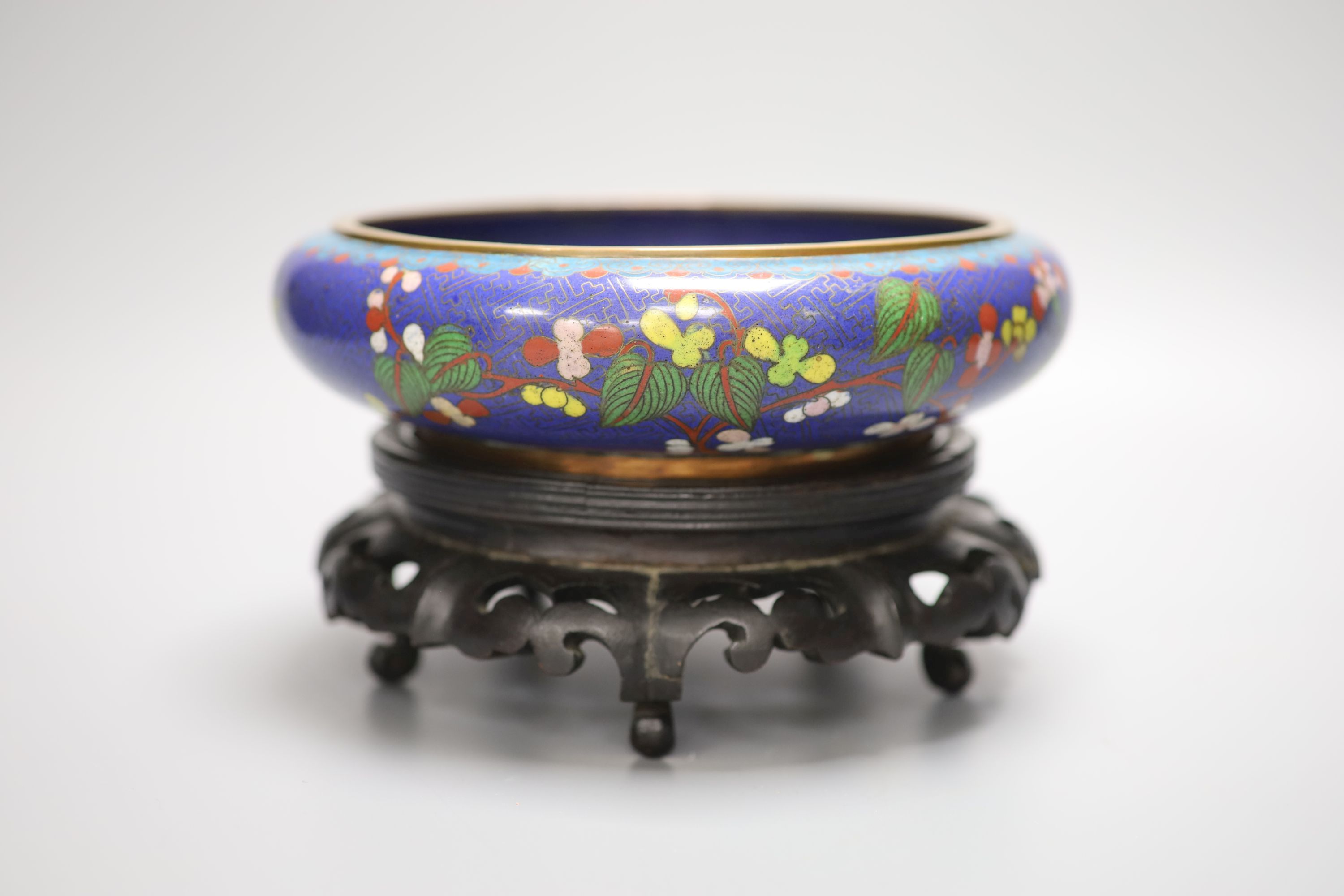 A pair of early 20th century Chinese cloisonne enamel jars and covers and a similar bowl and wood stand, tallest 20cm